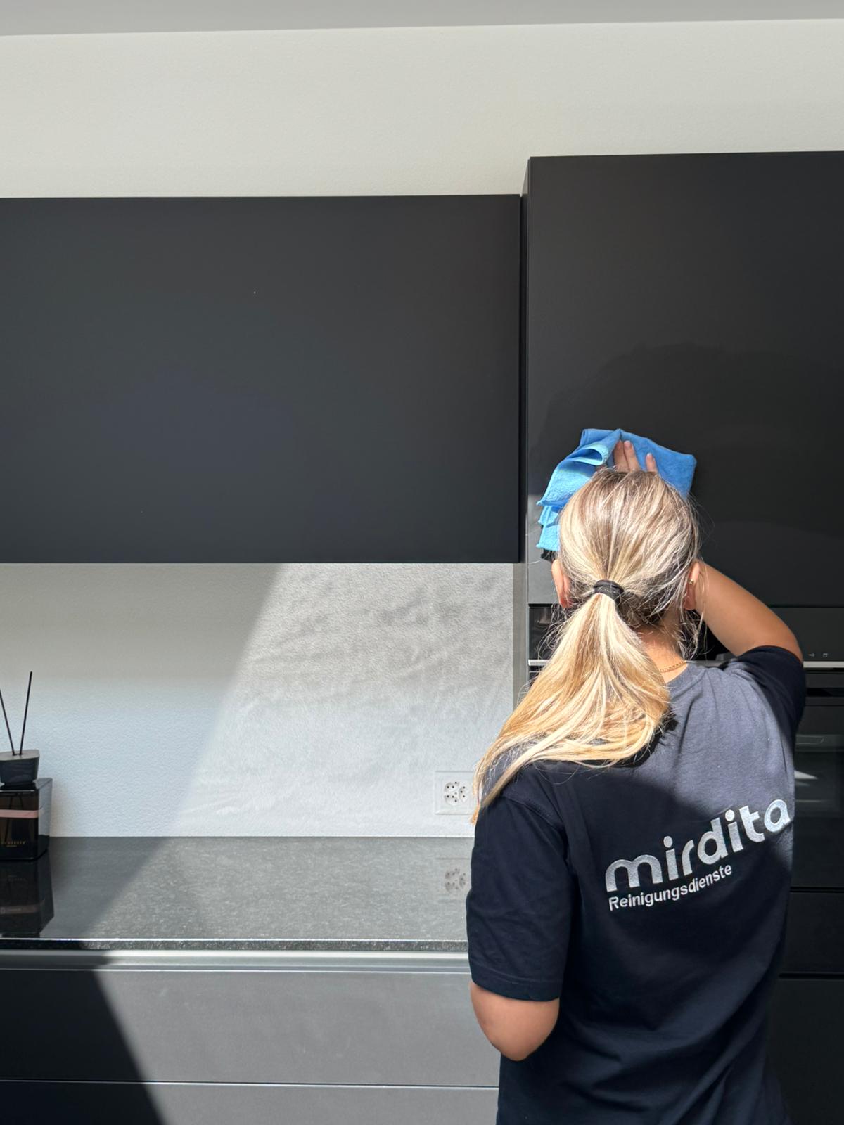 Mirdita Mitarbeiterin bei der Unterhaltsreinigung im Wallis