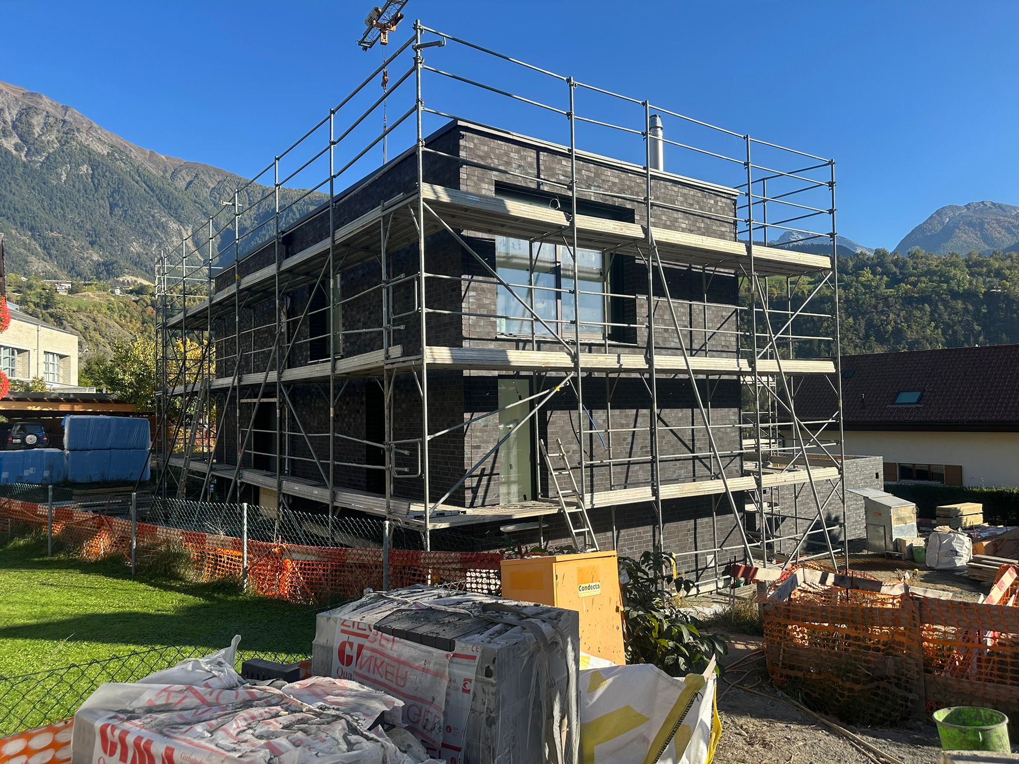 Baustelle eines Einfamilienhauses im Wallis vor der Bauendreinigung